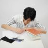 勉強をする男性