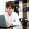 パソコンを使う男性