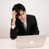 悩むビジネスマン